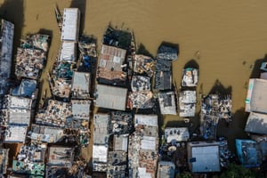 Cette vue aérienne montre des habitations submergées par l’eau dans le quartier de Badalabougou, à Bamako, le 3 octobre 2024. © OUSMANE MAKAVELI / AFP