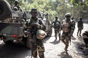 Des membres des forces armées sénégalaises se tiennent à côté d’une camionnette dans la forêt de Blaze, en Casamance, le 9 février 2021. © JOHN WESSELS / AFP