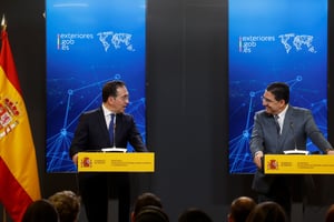 Le ministre espagnol des Affaires étrangères, José Manuel Albares (à gauche), et son homologue marocain, Nasser Bourita, donnent une conférence de presse conjointe après une réunion à Madrid, le 17 avril 2025. © Pierre-Philippe MARCOU / AFP