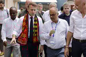 Le président Emmanuel Macron (au c.), le secrétaire d’État français à la Francophonie et aux Partenariats internationaux, Thani Mohamed Soilihi (à g.), le directeur général de l’Agence régionale de santé de Mayotte, Dr Sergio Albarello (au c. dr.), et le directeur général du Centre hospitalier de Mayotte (CHM), Jean-Mathieu Defour (à dr.), visitent le CHM de Mamoudzou,le 19 décembre 2024, après le passage du cyclone Chido sur l’archipel. © LUDOVIC MARIN-POOL/SIPA