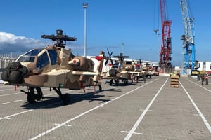 Les six premiers hélicoptères Apache AH 64E des FRA ont été débarqués au port de Tanger Med avant leur acheminement vers la base aérienne de Khouribga. © DR