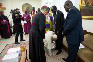 Le pape François s’agenouille pour baiser les pieds du président du Soudan du Sud, Salva Kiir (au centre), et du chef de l’opposition du Soudan du Sud, Riek Machar (à droite), à la résidence du pape à Santa Marta, au Vatican, le 11 avril 2019. © AFP PHOTO / VATICAN MEDIA