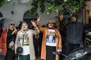 Des familles de prisonniers manifestent devant le tribunal de Tunis, à la suite de la condamnation dans l’affaire dite du « complot contre la sécurité de l’État »,  le 21 avril 2025. © Chedly Ben Ibrahim / NurPhoto via AFP