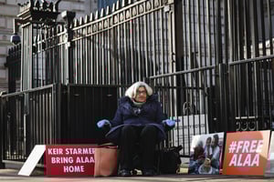 Laila Soueif, mère du militant égypto-britannique emprisonné Alaa Abdel Fattah, participe à une veillée en face du 10 Downing Street, à Londres, le 5 février 2025. © Adrian DENNIS / AFP