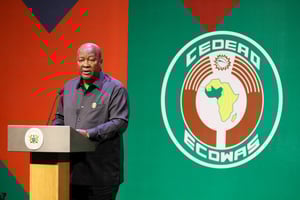 Le président ghanéen John Dramani Mahama, lors du lancement des célébrations du 50e anniversaire de la Cedeao à Accra, le 22 avril 2025. © Nipah Dennis / AFP