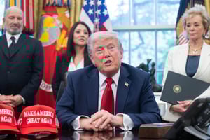 Le président américain, Donald Trump, dans le bureau ovale de la Maison-Blanche, le 23 avril 2025. © SAUL LOEB / AFP