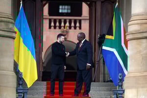 Le président ukrainien, Volodymyr Zelensky, est accueilli par le président sud-africain, Cyril Ramaphosa, lors d’une visite officielle en Afrique du Sud, à l’Union Buildings, à Pretoria, le 24 avril 2024. © PHILL MAGAKOE / AFP