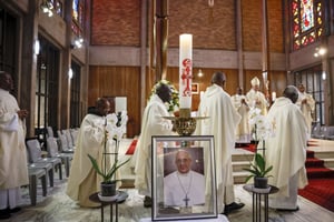Dans la cathédrale du Christ-Roi à Johannesbourg, le 23 avril. © Phill Magakoe/AFP