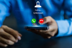 Pour mieux comprendre les procédés des brouteurs, nous nous sommes volontairement mis dans la posture de la cible potentielle d’un faux profil détecté dans notre réseau sur Facebook © ADOBESTOCK