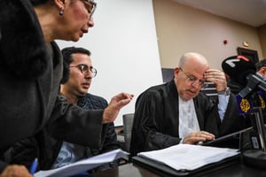 L’avocat Samir Dilou, membre du comité de défense des prisonniers dans le procès du « complot contre la sureté de l’État », se prépare avant le début d’une conférence de presse  à Tunis, le 21 avril 2025. © Chedly Ben Ibrahim / NurPhoto via AFP