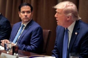 Le secrétaire d’État américain Marco Rubio (à gauche) et le président Donald Trump lors d’un déjeuner bilatéral avec le Premier ministre norvégien à la Maison Blanche, le 24 avril 2025. © CHIP SOMODEVILLA / Getty Images via AFP