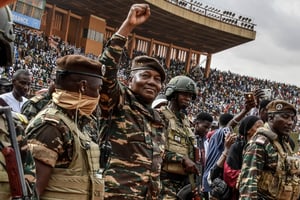 Le général Abdourahamane Tiani salue les milliers de personnes rassemblées dans le plus grand stade de Niamey pour le lancement des festivités marquant le premier anniversaire de son arrivée au pouvoir après le coup d’État du 26 juillet 2023. © BOUREIMA HAMA / AFP