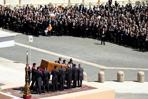 Plus de 200 000  fidèles assistent ce samedi place Saint-Pierre aux funérailles du pape François, décédé le 21 avril 2025. © Isabella BONOTTO / AFP