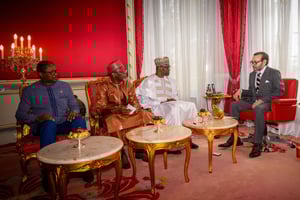 Le roi Mohammed VI reçoit les ministres burkinabè des Affaires étrangères, Karamoko Jean-Marie Traoré (à gauche), nigérien, Bakary Yaou Sangaré (2e à gauche) et malien, Abdoulaye Diop, à Rabat, le 28 avril 2025. © Agence marocaine de presse / AFP