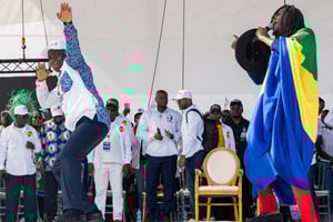 Brice Clotaire Oligui Nguema danse sur la scène du stade de l’Amitié à Libreville, le 29 mars 2025, lors du meeting d’ouverture de sa campagne électorale. © Nao Mukadi / AFP