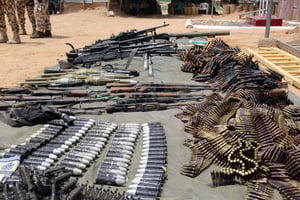 Les enquêteurs du CAR ont été en mesure de répertorier 726 armes saisies auprès de groupes jihadistes dans le Sahel central entre 2014 et 2023. © AUDU MARTE / AFP