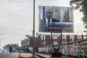 Panneau d’affichage en l’honneur de l’anniversaire du président russe, dans les rues de Bamako, au Mali, le 12 octobre 2024. © AFP