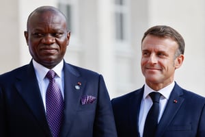 Emmanuel Macron accueille Brice Clotaire Oligui Nguema au 19e sommet de la francophonie à la Cité internationale de la langue française au château de Villers-Cotterets, le 4 octobre 2024. © Ludovic MARIN / AFP