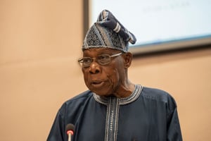 L’ex-président du Nigeria Olusegun Obasanjo (ici photographié en février 2025) est l’un des facilitateurs nommé par la double médiation de l’EAC et de la SADC pour trouver une issue au conflit dans l’est de la RDC. © Amanuel Sileshi / AFP