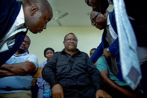 Le principal leader de l’opposition tanzanienne, Tundu Lissu (au centre), s’entretient avec ses avocats au tribunal d’instance de Dar es-Salaam, le 10 avril 2025. © ERICKY BONIPHACE / AFP