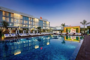 2025 s’annonce particulièrement prometteuse pour le secteur, avec une hausse record de 13,3 % du nombre global de chambres en projet, soit 577 hôtels et 104 444 chambres en cours de développement. © Rabat Marriott Hotel