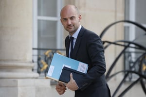 Le ministre français de l’Europe et des Affaires étrangères Jean-Noël Barrot arrive à un dîner de travail à l’Élysée, le 5 mai 2025. © Ludovic MARIN / AFP