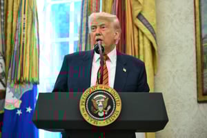 Le président américain, Donald Trump, lors de la cérémonie de prestation de serment du conseiller principal et envoyé spécial, Steve Witkoff, à la Maison-Blanche, le 6 mai 2025 © Jim WATSON / AFP