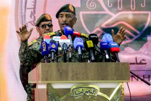 Le général Abdel Fattah al-Burhane s’exprime lors de l’inauguration d’une initiative visant à soutenir les familles des victimes tuées et blessées dans la guerre civile en cours, à Port-Soudan, le 26 avril 2025. © Ebrahim Hamid / AFP