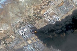 Cette photo satellite montre la fumée s’échappant d’un dépôt de carburant après une attaque de drones sur Port Soudan, le 6 mai 2025. © AFP PHOTO / 2025 PLANET LABS PBC
