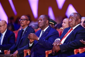Paul Kagame, Alassane Ouattara et Cyril Ramaphosa, lors de la cérémonie d’ouverture de l’Africa CEO Forum 2025, à Abidjan. © ACF2025