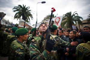 Une manifestation contre la présence de piliers du Rassemblement constitutionnel démocratique (RCD) de Ben Ali au sein du gouvernement de transition, le 20 janvier 2011, à Tunis. © MARTIN BUREAU/AFP