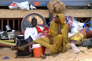 Des Soudanais déplacés assis dans un abri après avoir été évacués par l’armée soudanaise vers une zone plus sûre à Omdurman, le 13 mai 2025. © Ebrahim Hamid / AFP