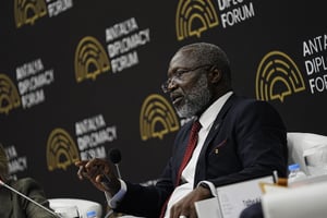 Le président de la Commission de la CEDEAO, Omar Alieu Touray, lors du 4e Forum diplomatique d’Antalya, en Turquie, le 12 avril 2025. © MEHMET ALI OZCAN / Anadolu via AFP