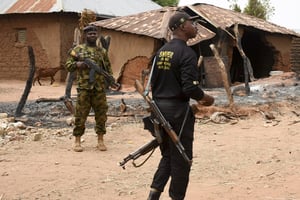 Depuis plusieurs années, des groupes armés appelés « bandits » attaquent des villages au Nigeria, pillant les maisons et tuant les habitants (ici en avril 2022 à Kukawa, dans l’État de Borno). © AFP