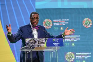 Akinwumi Adesina, président de la Banque africaine de développement (BAD), prononce son discours lors de la cérémonie d’ouverture de l’assemblée annuelle, à Abidjan, le 27 mai 2025. © Issouf SANOGO / AFP