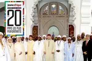 Le roi devant la Fondation Mohammed VI des oulémas africains, créée par un décret royal (dahir) le 25 juin 2015. © MAP