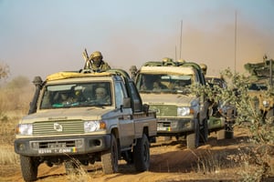 Une colonne de pick up de l’armée malienne dans la région des trois frontières, en 2021. © Frederic Petry / Hans Lucas.  via AFP