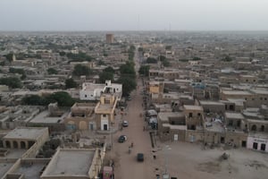 Cette vue aérienne montre la route principale de Tombouctou, le 4 janvier 2022. © AFP