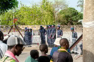 Des policiers béninois bloquent une route à Cotonou, le 27 avril 2024. © Abadjaye Justin SODOGANDJI / AFP