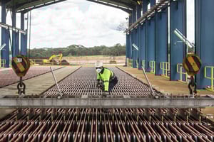 Dans une usine de production de cathodes de cuivre pures près de Lubumbashi, en RDC, le 9 mars 2015. © Gwenn Dubourthoumieu pour JA