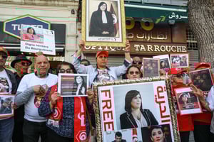 Manifestation pour la libération d’Abir Moussi, présidente du Parti destourien libre, devant le tribunal administratif de Tunis, le 1er mai 2025. © Chedly Ben Ibrahim / NurPhoto via AFP