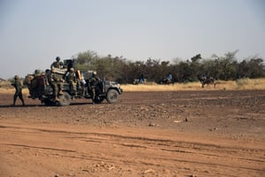 Un détachement d’éléments des forces spéciales anti jihadistes patrouille le 6 novembre 2021 dans la région de Tillabéri, dans le sud ouest du Niger. © BOUREIMA HAMA / AFP