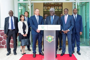 Le Premier ministre ivoirien, Robert Beugré Mambé et le PDG de Resolute Mining, Chris Eger, à Abidjan le 16 juin 2025. © Gouvernement de Côte d’Ivoire