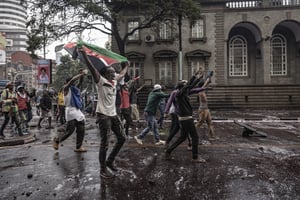 Un manifestant tient un drapeau kenyan lors de la manifestation de la génération Z, le 25 juin 2025 à Nairobi, au Kenya.