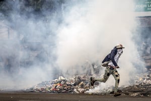 La KNCHR dit avoir « documenté 10 morts, 29 blessés (…) dans 17 comtés » du pays et, de son côté, le Service de la police nationale (NPS) a déclaré avoir dénombré 11 morts et 63 blessés, dont 52 policiers et 11 civils. © Luis TATO / AFP