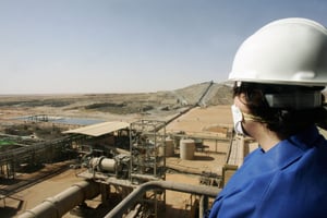 Les installations de l’usine de traitement des minerais Somaïr, près de la mine d’uranium à ciel ouvert d’Arlit, dans le désert de l’Aïr, au Niger (ici en février 2005). © PIERRE VERDY / AFP