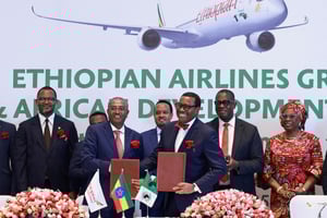 Le directeur commercial d’Ethiopian Airlines, Lemma Yadecha, et le président de la Banque africaine de développement (BAD), Akinwumi Adesina, lors de la cérémonie de signature de l’accord de financement de la construction du méga-aéroport d’Abusera, à Addis-Abeba, le 11 août 2025.