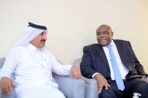 Le Vice-Premier ministre congolais, Jean-Pierre Bemba, a accueilli à l’aéroport le Qatari cheikh Al Mansour Bin Jabor Bin Jassim Al Thani, le 2 septembre 2025, à Kinshasa. © Ministère des Transports de RDC