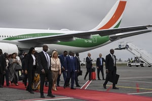 La première dame, Dominique Ouattara (au c.), et le président de l’Assemblée nationale, Adama Bictogo (au c. à dr.), après être sortis du nouvel Airbus A330-900neo d’Air Côte d’Ivoire, à l’aéroport Félix Houphouët-Boigny d’Abidjan, le 4 septembre 2025. © Issouf SANOGO / AFP