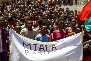 Des manifestants brandissent une banderole qui demande le départ du président Andry Rajoelina lors d’une manifestation à Antsiranana, le 1er octobre 2025.
